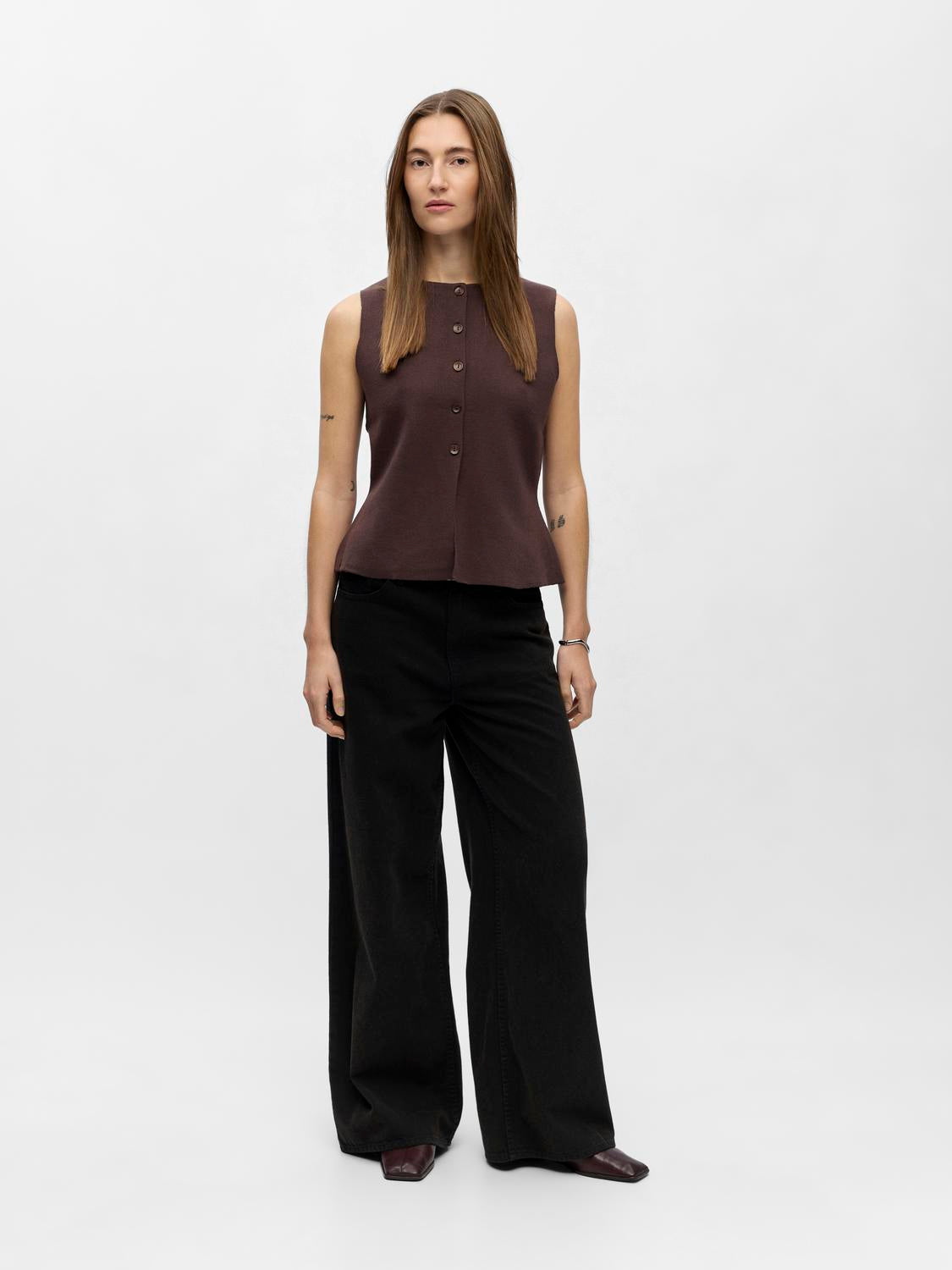 model_shot-front_full